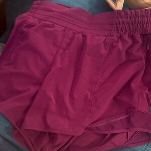 Lululemom Hotty Hot High-Rise Lined Short 4" — chilled grape